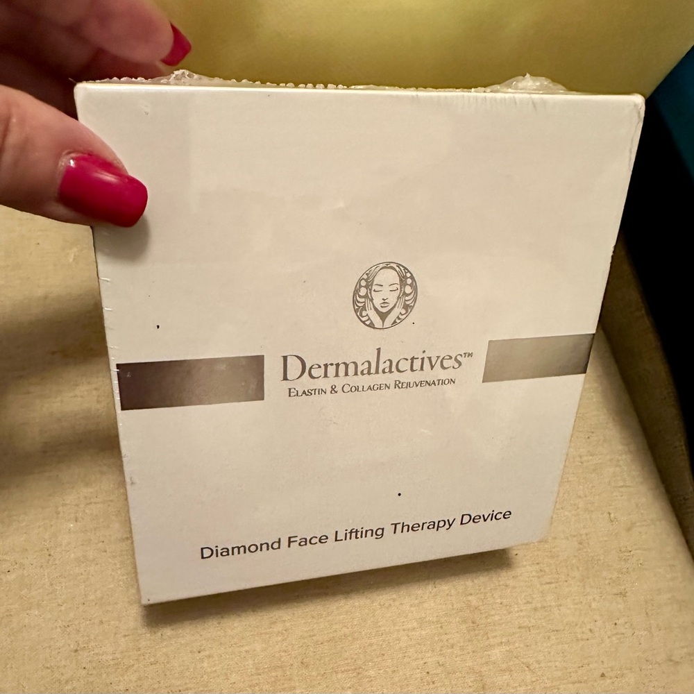 Dermalactives Diamond Face Lifting Therapy Device NEW